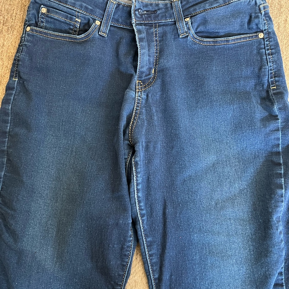 Signature By Levi Strauss Blue Jeans. Mid Rise Skinny Jean. Size 6